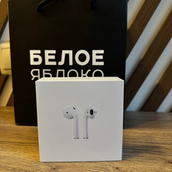 Беспроводные наушники Apple AirPods 2 в зарядном футляре